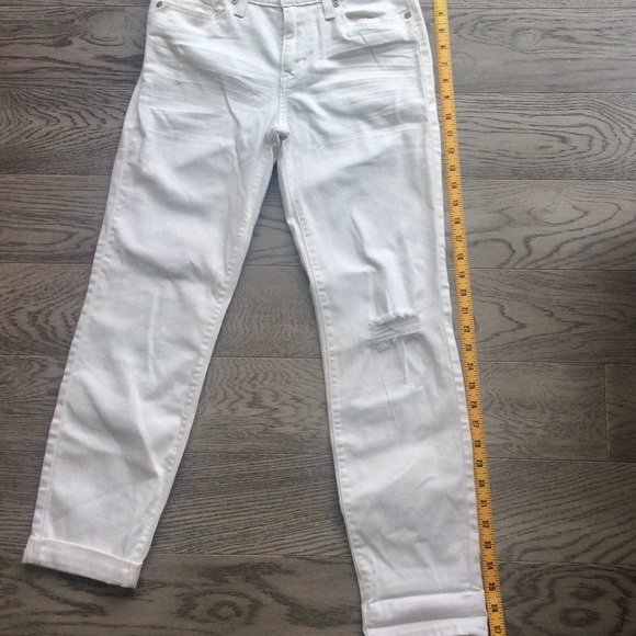 LEVI’S WHITE MID RISE SLIM CUFFED JEANS. Size 2 - Picture 7 of 8